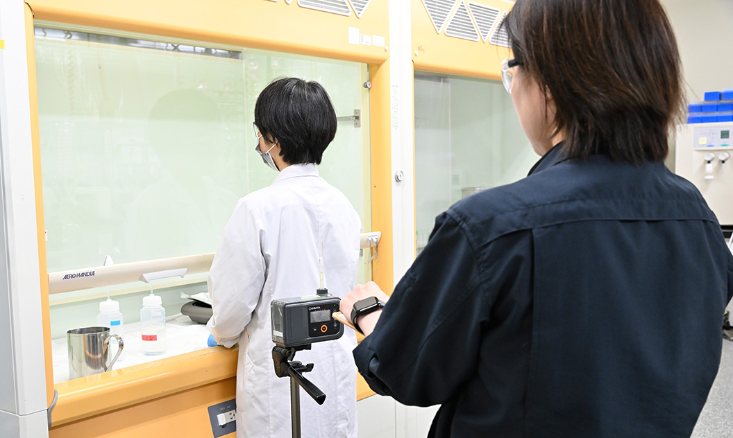 環境測定・環境調査をしている様子